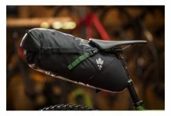 Sacoche De Selle Miss Grape Cluster 20 Waterproof 20L Noir 12 Sacoche De Selle Miss Grape Cluster 20 Waterproof 20L Noir -Equipement Vélo Gravel Soldes unnamed file 1170