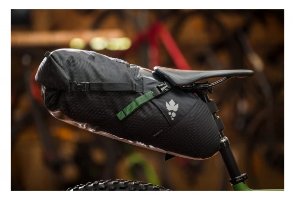 Sacoche De Selle Miss Grape Cluster 20 Waterproof 20L Noir 5 Sacoche De Selle Miss Grape Cluster 20 Waterproof 20L Noir – Image 3