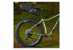 Sacoche De Selle Miss Grape Cluster 20 Waterproof 20L Noir 15 Sacoche De Selle Miss Grape Cluster 20 Waterproof 20L Noir -Equipement Vélo Gravel Soldes unnamed file 1173