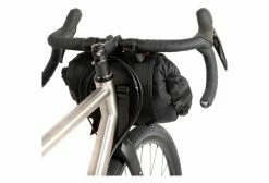 Sacoche De Guidon Restrap Bar Bag 14 L Noir / Orange 13 Sacoche De Guidon Restrap Bar Bag 14 L Noir / Orange -Equipement Vélo Gravel Soldes unnamed file 1427