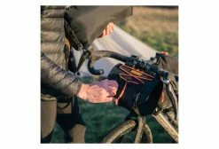 Sacoche De Guidon Restrap Bar Bag 14 L Noir / Orange 15 Sacoche De Guidon Restrap Bar Bag 14 L Noir / Orange -Equipement Vélo Gravel Soldes unnamed file 1429