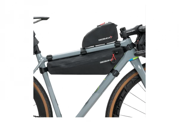 Sacoche De Cadre Geosmina Small Frame Bag Gravel 1.5L Noir 6 Sacoche De Cadre Geosmina Small Frame Bag Gravel 1.5L Noir – Image 4