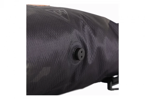 Sacoche De Guidon Woho XTouring Add-on Handlebar Pack Dry 3L Noir Cyber-Camo Diamond 6 Sacoche De Guidon Woho XTouring Add-on Handlebar Pack Dry 3L Noir Cyber-Camo Diamond – Image 4