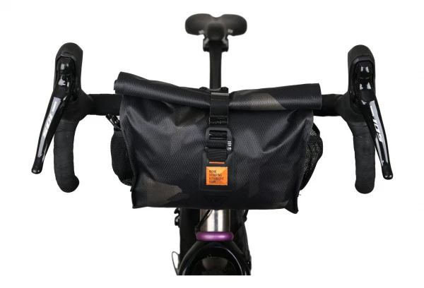 Sacoche De Guidon Woho XTouring Add-on Handlebar Pack Dry 3L Noir Cyber-Camo Diamond 7 Sacoche De Guidon Woho XTouring Add-on Handlebar Pack Dry 3L Noir Cyber-Camo Diamond – Image 5