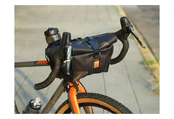 Sacoche De Guidon Woho XTouring Add-on Handlebar Pack Dry 3L Noir Cyber-Camo Diamond 9 Sacoche De Guidon Woho XTouring Add-on Handlebar Pack Dry 3L Noir Cyber-Camo Diamond – Image 7