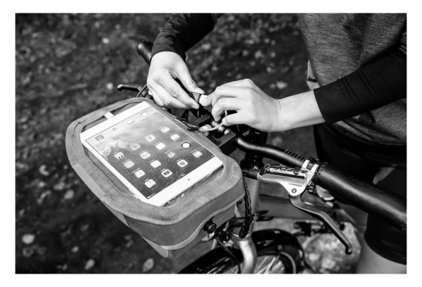 Sacoche De Guidon Ortlieb Ultimate Six Plus 5L Gris Granite Noir Bleu / Bleu 4 Sacoche De Guidon Ortlieb Ultimate Six Plus 5L Gris Granite Noir Bleu / Bleu – Image 2