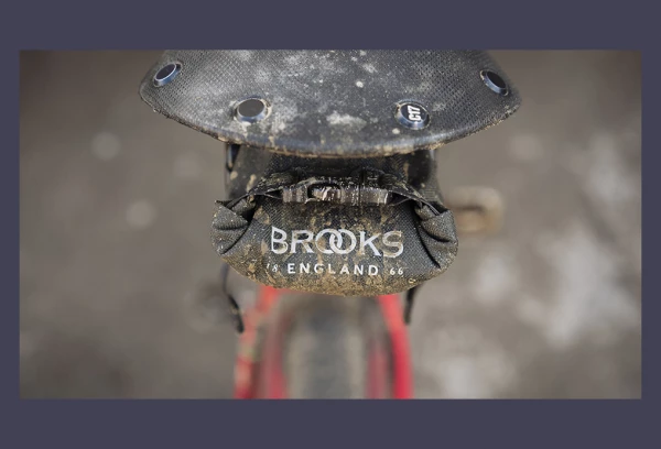 Brooks England Sacoche De Selle Brooks Scape 1L Marron Kaki Mud 8 Brooks England Sacoche De Selle Brooks Scape 1L Marron Kaki Mud – Image 6