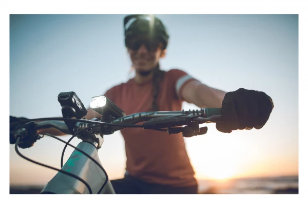 Eclairage Avant Lezyne Macro Drive 1300XXL Noir Mat 4 Eclairage Avant Lezyne Macro Drive 1300XXL Noir Mat – Image 3