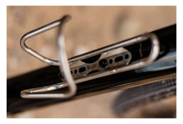 Porte-Bidon Wolf Tooth Morse Cage Ti Titane 6 Porte-Bidon Wolf Tooth Morse Cage Ti Titane – Image 4