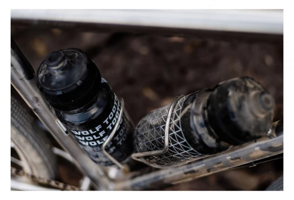 Porte-Bidon Wolf Tooth Morse Cage Ti Titane 7 Porte-Bidon Wolf Tooth Morse Cage Ti Titane – Image 5