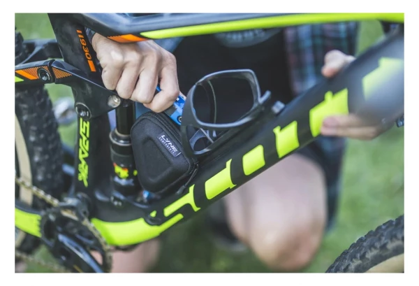 Porte-Bidon Multifonction Lyne Entrée Latérale (Côté Droit) + Sacoche De Rangement Noir 4 Porte-Bidon Multifonction Lyne Entrée Latérale (Côté Droit) + Sacoche De Rangement Noir – Image 2