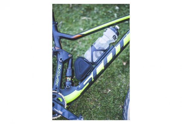 Porte-Bidon Multifonction Lyne Entrée Latérale (Côté Droit) + Sacoche De Rangement Noir 5 Porte-Bidon Multifonction Lyne Entrée Latérale (Côté Droit) + Sacoche De Rangement Noir – Image 3