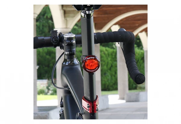 Éclairage Arrière Cateye Wearable Mini 4 Éclairage Arrière Cateye Wearable Mini – Image 2