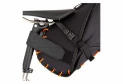 Sacoche De Selle Restrap Saddle Bag 14L Noir Orange -Equipement Vélo Gravel Soldes unnamed file 53