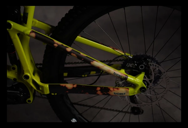 Kit De Protection Cadre Dyedbro Frame Bleach Tie Dye Noir Orange 7 Kit De Protection Cadre Dyedbro Frame Bleach Tie Dye Noir Orange – Image 5