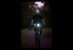 Eclairage Avant Knog PWR Mountain 2000 Lumens Noir 11 Eclairage Avant Knog PWR Mountain 2000 Lumens Noir -Equipement Vélo Gravel Soldes unnamed file 6265