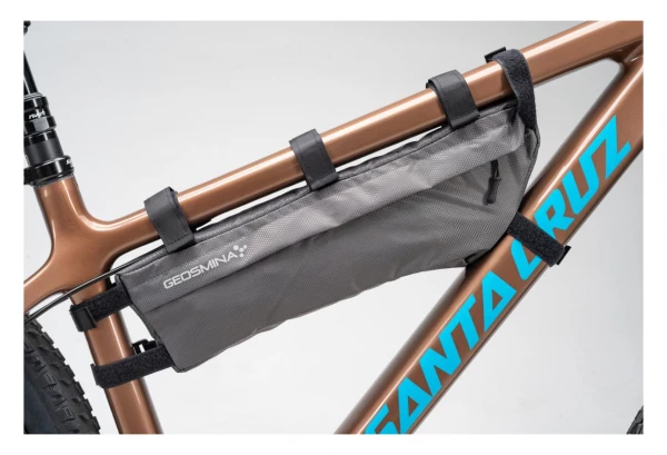 Sacoche De Cadre Geosmina Bikepacking Medium 3.5L Gris 8 Sacoche De Cadre Geosmina Bikepacking Medium 3.5L Gris – Image 6