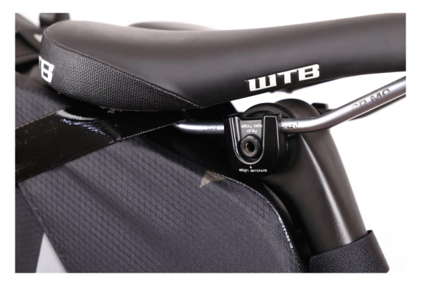 Sacoche De Selle Woho XTouring Saddle Bag Dry M 8-12L Noir Cyber-Camo Diamond 9 Sacoche De Selle Woho XTouring Saddle Bag Dry M 8-12L Noir Cyber-Camo Diamond – Image 7