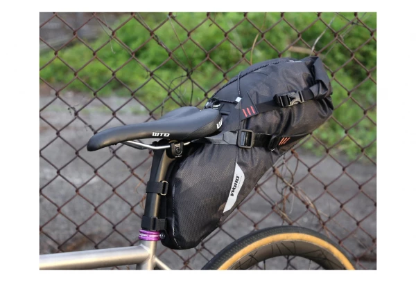 Sacoche De Selle Woho XTouring Saddle Bag Dry M 8-12L Noir Cyber-Camo Diamond 11 Sacoche De Selle Woho XTouring Saddle Bag Dry M 8-12L Noir Cyber-Camo Diamond – Image 9