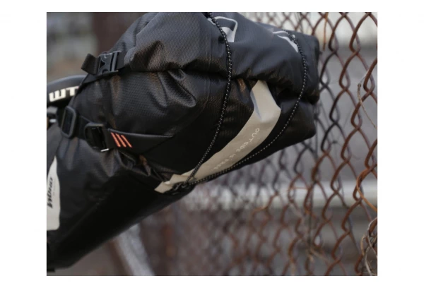 Sacoche De Selle Woho XTouring Saddle Bag Dry M 8-12L Noir Cyber-Camo Diamond 12 Sacoche De Selle Woho XTouring Saddle Bag Dry M 8-12L Noir Cyber-Camo Diamond – Image 10