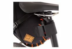 Sacoche De Selle Restrap Saddle Bag 8L Noir Orange -Equipement Vélo Gravel Soldes unnamed file 876